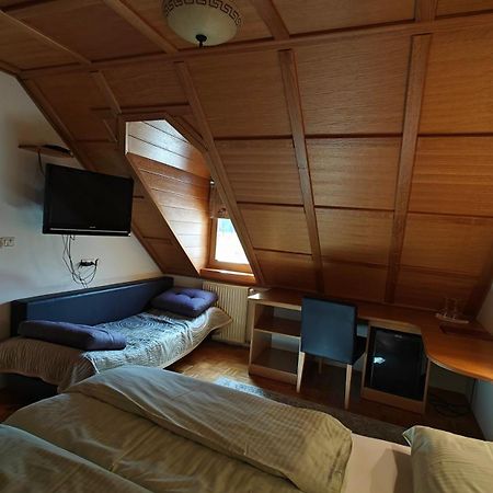 Guesthouse Pri Zalogarju Железнікі Екстер'єр фото