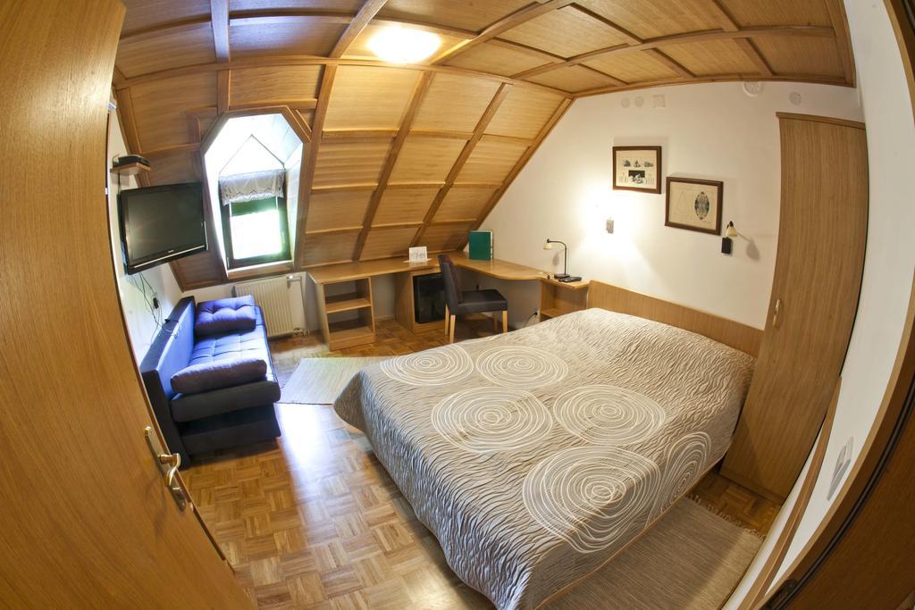 Guesthouse Pri Zalogarju Железнікі Номер фото